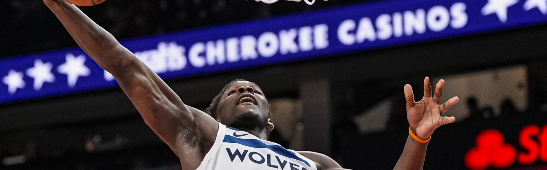 半岛体育官方-爱德华兹：我第四节就打低位&amp;我练了一夏天 因为我总被各种包夹