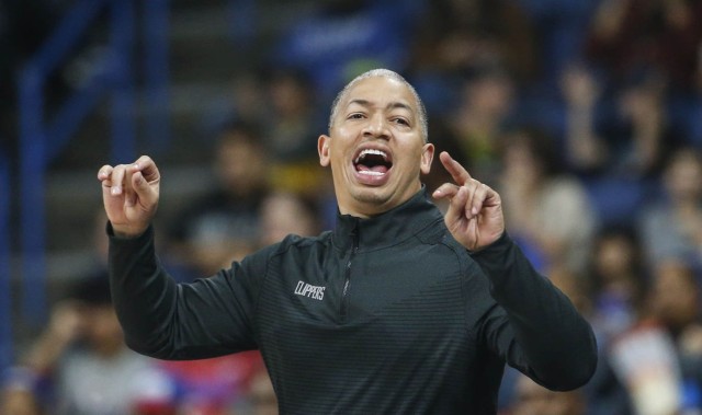 卢：上半场让广州男篮打的太轻松，我们根本没把他们当回事