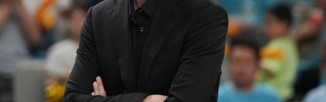 半岛体育入口-杨鸣：不敢说建立王朝 但这次夺冠的压力最大