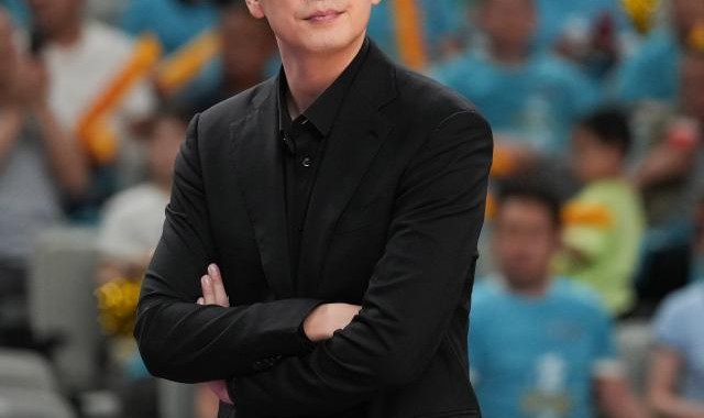 半岛体育入口-杨鸣：不敢说建立王朝 但这次夺冠的压力最大