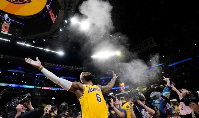 半岛体育官方-传奇！詹姆斯超越贾巴尔加冕NBA常规赛历史得分王